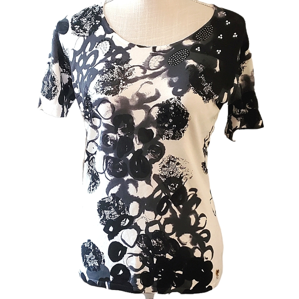 CANNELLA | Women's black and white floral bead accent short-sleeve top. Size M.